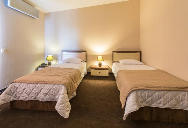 Zweibettzimmer im modernen Hotel — Stockfoto