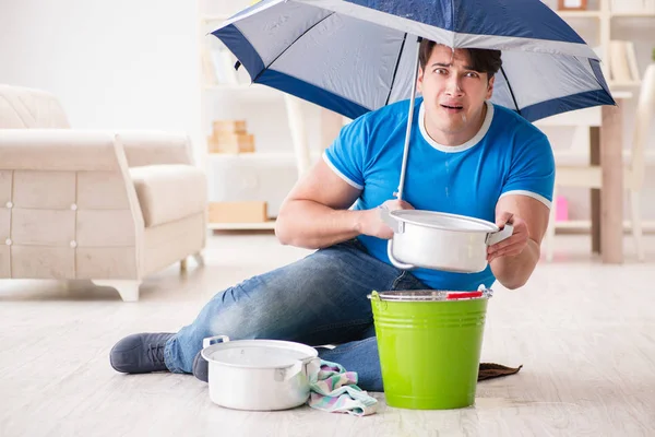 Hombre en casa lidiando con la fuga de inundación del vecino — Foto de Stock