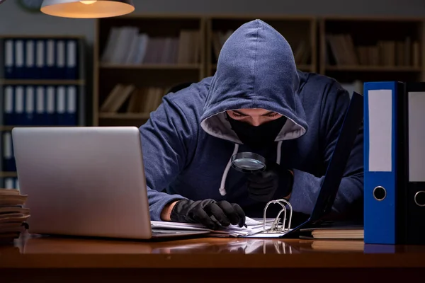 Hacker stehlen persönliche Daten vom heimischen Computer — Stockfoto