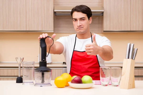 Bonito homem a trabalhar na cozinha — Fotografia de Stock