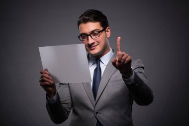 Tablet bilgisayarda çalışan yakışıklı işadamı