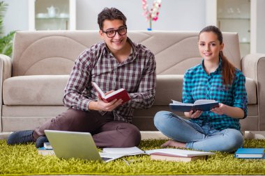 Üniversite sınavlarına hazırlanan öğrenciler