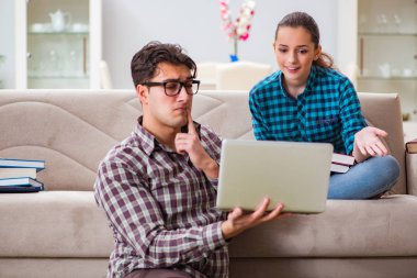 Üniversite sınavlarına hazırlanan öğrenciler