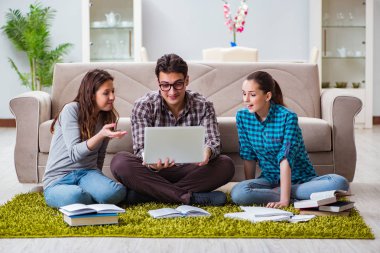 Üniversite sınavlarına hazırlanan öğrenciler