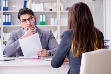 İş adamıyla iş kadını arasındaki iş görüşmesi