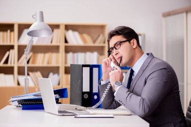 İş adamı telefonda konuşuyor.