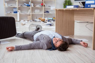 İşadamı office yerdeki ölü