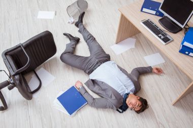 İşadamı office yerdeki ölü