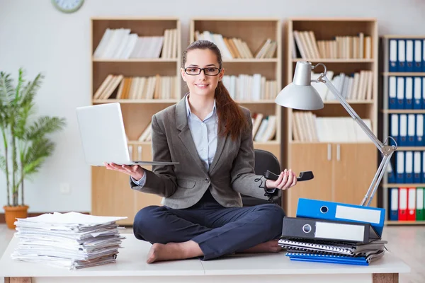 Occupé femme d'affaires en colère assis sur le bureau dans le bureau — Photo