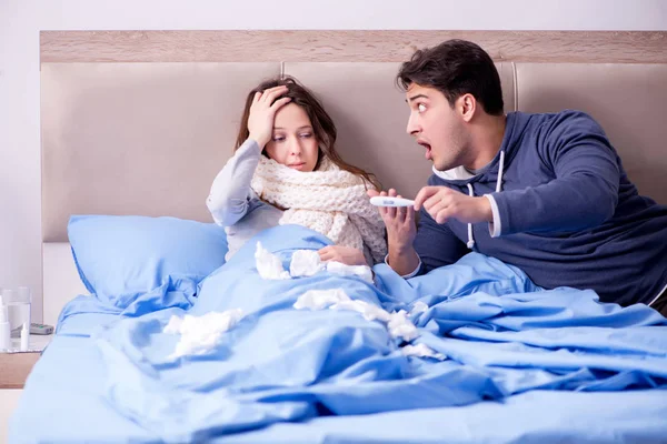 A feleség gondozza a beteg férjet otthon az ágyban — Stock Fotó