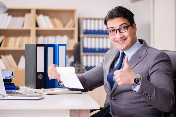 Biznesmen otrzymujący pismo w biurze — Zdjęcie stockowe