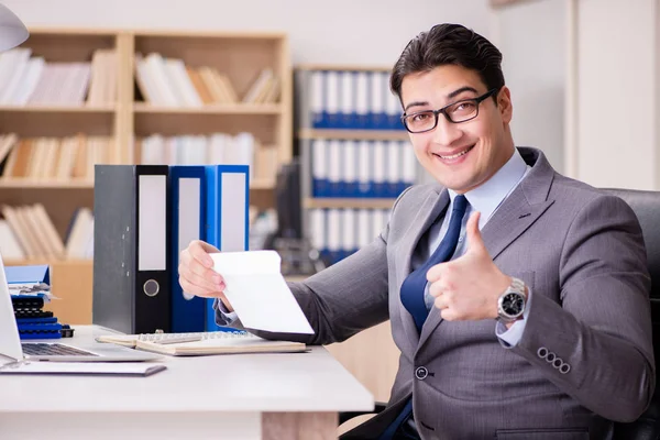 Empresário recebendo carta no escritório — Fotografia de Stock