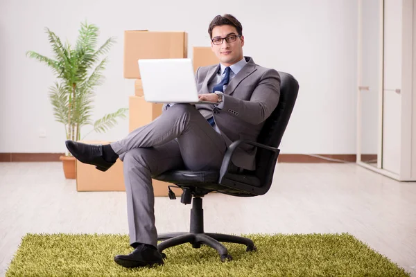 Επιχειρηματίας που κάθεται στην καρέκλα στο γραφείο — Φωτογραφία Αρχείου