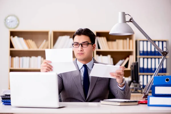 Empresário recebendo envelope carta no escritório — Fotografia de Stock