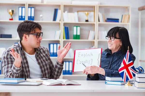 Молодой иностранный студент во время урока английского языка — стоковое фото