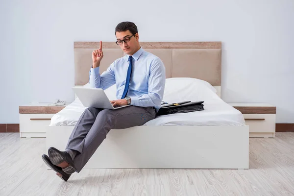 Geschäftsmann während der Reise im Hotelzimmer — Stockfoto