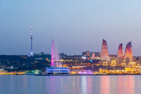 Vista nocturna de Bakú Azerbaiyán al atardecer — Foto de Stock