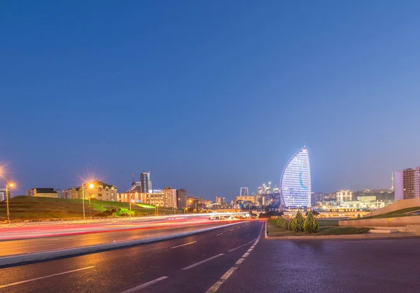 Vista noturna de Baku Azerbaijão durante o pôr do sol — Fotografia de Stock