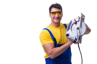 Daire üzerinde beyaz izole testere ile tulum giyen marangoz