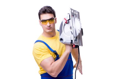 Daire üzerinde beyaz izole testere ile tulum giyen marangoz