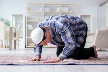 Müslüman adam evde namaz kılıyor