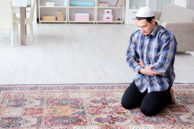 Müslüman adam evde namaz kılıyor
