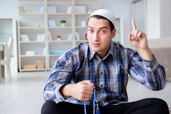 Hombre musulmán rezando en casa —  Fotos de Stock