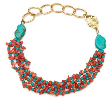 Beyaz arka plan üzerinde izole kırmızı boncuklar ile güzel kolye