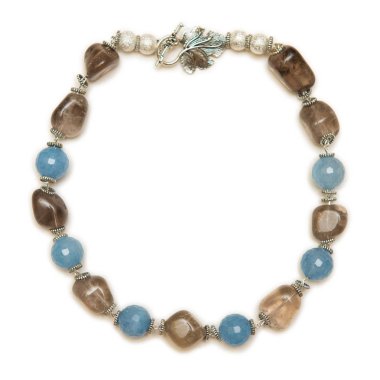 Beyaz arka plan üzerinde izole güzel kolye