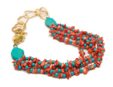 Beyaz arka plan üzerinde izole kırmızı boncuklar ile güzel kolye