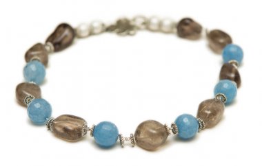 Beyaz arka plan üzerinde izole güzel kolye