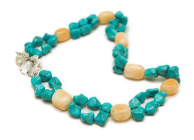 Beyaz arka plan üzerinde izole güzel kolye