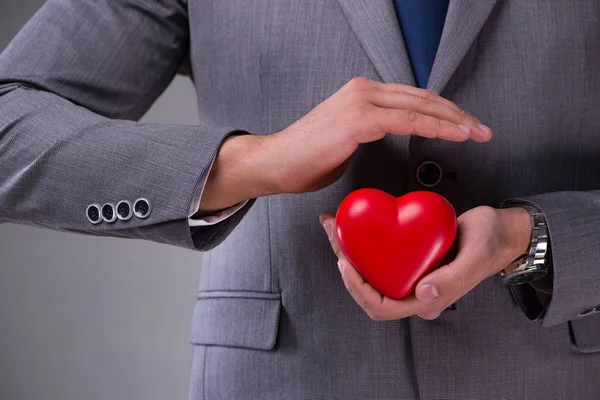 Επιχειρηματίας κρατώντας κόκκινη καρδιά στην έννοια της αγάπης — Φωτογραφία Αρχείου