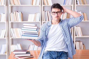 Kitapları olan genç bir öğrenci sınavlara hazırlanıyor.