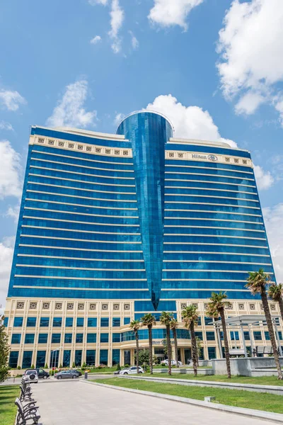 Baku - 18 de julho de 2015: Hilton Hotel em 18 de julho em Baku, Azerbaija — Fotografia de Stock