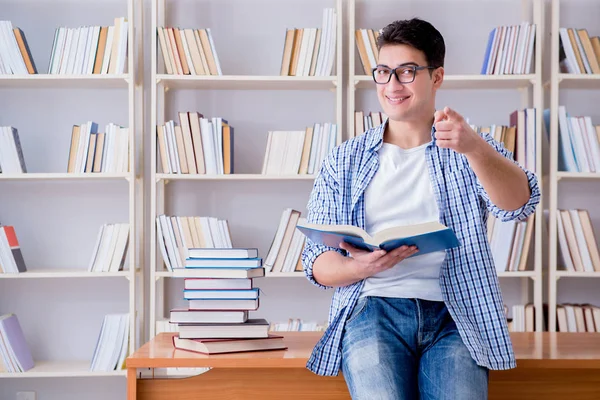Junge Studentin bereitet sich mit Büchern auf Prüfungen vor — Stockfoto