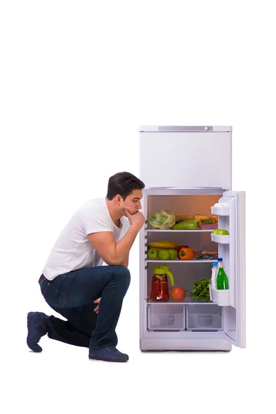 Uomo vicino al frigo pieno di cibo — Foto Stock