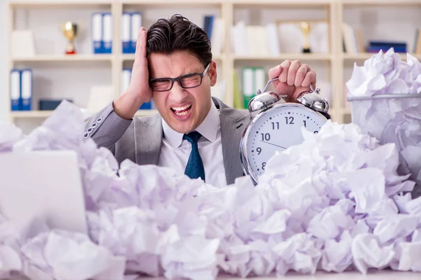 Empresario en concepto de reciclaje de papel en la oficina —  Fotos de Stock