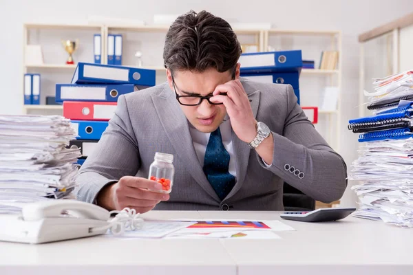 Affärsman som tar piller för att hantera stress — Stockfoto