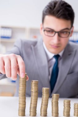 Ticari büyüme kavramında altın sikkeleri olan bir işadamı