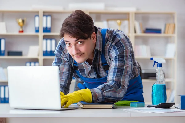 Hacker onder schonere dekking stelen van persoonlijke gegevens — Stockfoto