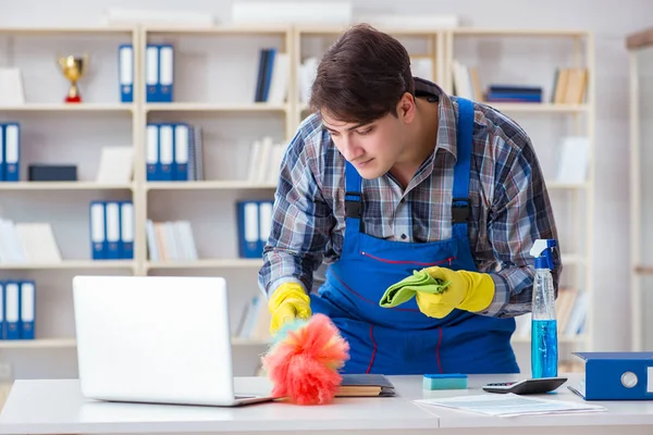 Mannelijke schoonmaker werkt in het kantoor — Stockfoto