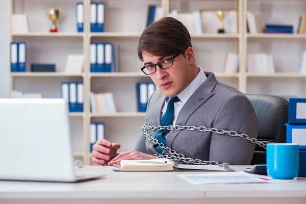 Empresário amarrado com correntes ao seu trabalho — Fotografia de Stock