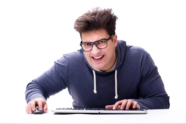 Lustige Nerd-Mann arbeitet am Computer isoliert auf weiß — Stockfoto