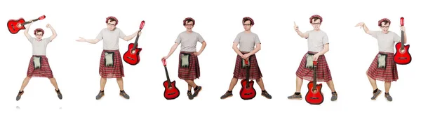 Scotsman tocando la guitarra aislada en blanco — Foto de Stock