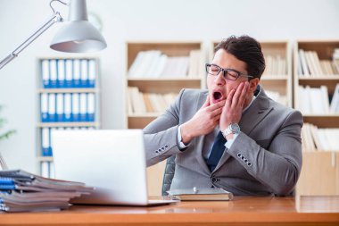 Ofisteki hasta iş adamı.