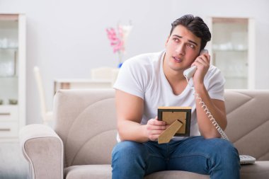 Üzgün Aziz Sevgililer Günü konsepti içinde genç bir adam