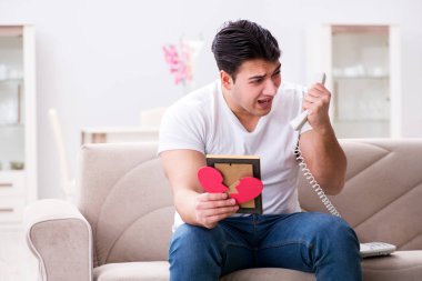 Üzgün Aziz Sevgililer Günü konsepti içinde genç bir adam