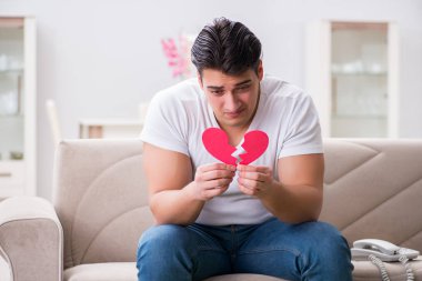 Üzgün Aziz Sevgililer Günü konsepti içinde genç bir adam