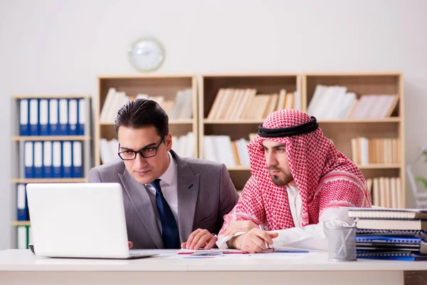 Разнообразная бизнес-концепция с арабским бизнесменом — стоковое фото